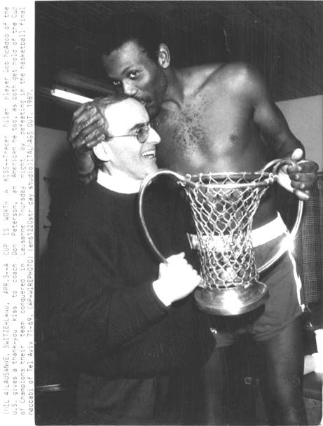  2 aprile 1987 a Losanna: Bob McAdoo bacia coach Peterson dopo la vittoria della coppa Campioni contro il Maccabi Tel Aviv 71-69 